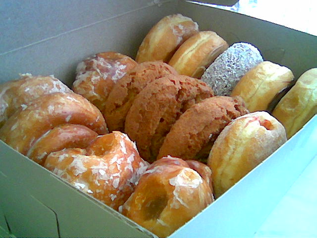 http://whats4lunch.files.wordpress.com/2007/12/rivers-edges-dozen-donuts-bakers.jpg